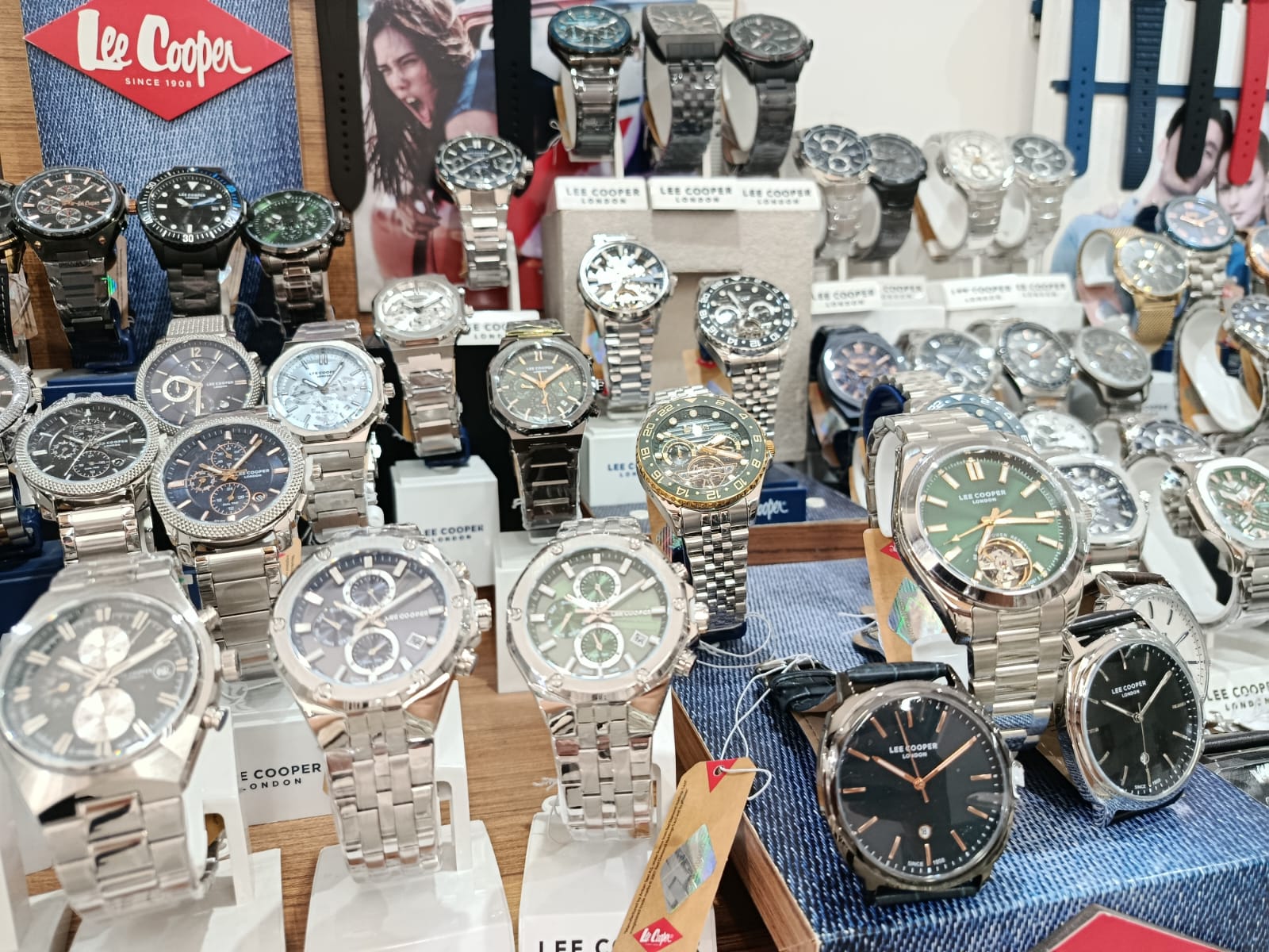 Edirne'de uzun yıllardır saatçilik yapan Fikri Uz, Eskiden babalara yönelik en popüler hediyelerin başında gelen saatlerin artık eski ilgiyi görmediğini belirten Uz, özel günlere ait satışların neredeyse sıfıra indiğini vurguladı.